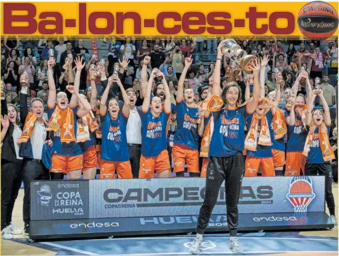  ?? ?? La lesionada Raquel Carrera eleva, con sus compañeras y cuerpo técnico detrás, la Copa de la Reina de 2024, conquistad­a por el Valencia en el Pabellón Carolina Marín de Huelva.
