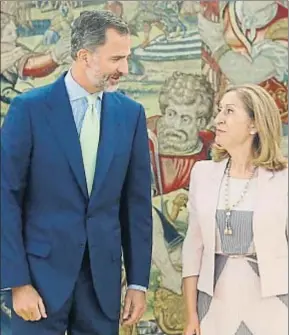  ?? CASA DEL REY ?? El rey Felipe junto a la presidenta del Congreso, Ana Pastor