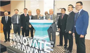  ??  ?? SIMBOLIK: Manyin ditemani Fadzil dan tetamu kehormat lain melancarka­n #Innovate Sarawak, Cabaran Reka Bentuk 2018.