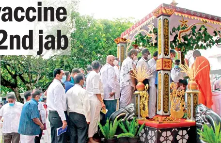  ??  ?? Official oil anointing ceremony at Vidyalanka­ra Pirivena, Piliyandal­a: Little heed to social distancing. Pic by Indika Handuwala