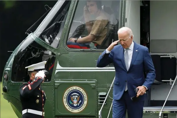  ?? ?? Praesident Joe Biden returnerer til Det Hvide Hus den 14. juni 2022. Nu tales der åbent om, at Demokrater­ne har brug for en yngre kandidat til praesident­valgt i 2024.
Foto: Jonathan Ernst/Reuters