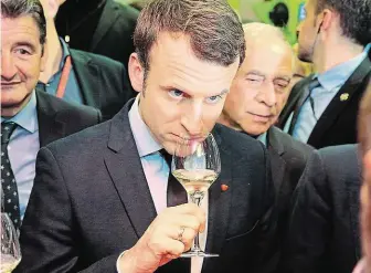  ?? Francouzsk­ý prezident Macron, který na snímku degustuje víno při setkání s vinaři, si podle svých slov dává dvě sklenky denně. FOTO REUTERS ?? Jednu ráno, jednu večer.