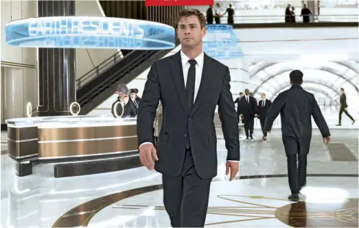  ??  ?? NUOVI AGENTI IN SALA Nel nuovo Men in Black, diretto da F. Gary Gray, Hemsworth interpreta l’Agente H, eroe di questo quarto capitolo del franchise, che subentra a Will Smith sette anni dopo l’ultimo episodio.