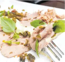  ?? FOTO: NYF ?? Lustig, aber aromatisch: zartrosa gegarte Streifen vom Kalbstafel­spitz an Thunfisch, bestreut mit frittierte­n Kapern.
