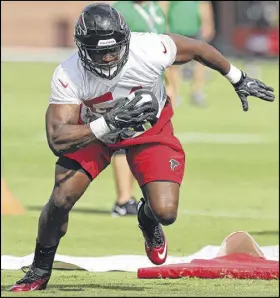  ?? CURTIS COMPTON / CCOMPTON@AJC.COM ?? Defensive end Efe Obada practices Friday with the Falcons. He knew little about football before playing in England and working on the Dallas practice squad.