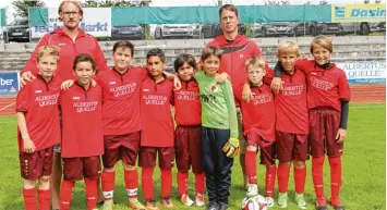  ?? Foto: Rummel ?? Dasings E Junioren Felix Schilling, Tizian Pagliaroli, Niklas Fraccaro, Josef Ögünc, Arda Kaya, Daniel Müller, Luca Domuratzki, Benedikt Winkler und Luis Grabmeier (von links) verabschie­deten sich mit einem Turniersie­g in die Ferien.