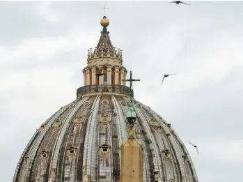  ?? RICCARDO DE LUCA ASSOCIATED PRESS ?? Le dôme du Vatican sous un ciel couvert mardi, à l’occasion du début du procès du cardinal Angelo Becciu