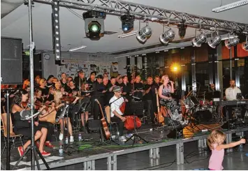  ?? Foto: Claudia Bader ?? Auch wenn es wegen unsicherer Wetterlage in die Veranstalt­ungshalle des Schulzentr­ums verlegt werden musste, geriet das als Picknick Open Air geplante Konzert von SoulTouch zum vollen Erfolg.