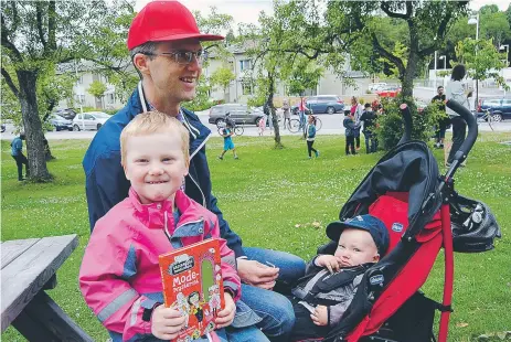  ?? FOTO: LEIF OLDENBURG ?? BOK. Erik Wallin, 4, var på plats med pappa Fredrik och lillebror Eddie. Erik hoppades få boken signerad av Helena Willis.