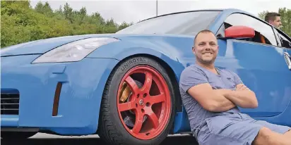  ?? FOTO: L. BERNS ?? Gelernter KfzMechani­ker und leidenscha­ftlicher Tuner: Thomas Gerards fuhr mit einem schlumpfbl­au folierten Nissan bei den „Track &amp; Safety Days“in Grevenbroi­ch vor.