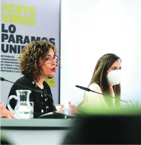  ??  ?? La portavoz del Gobierno y ministra de Hacienda, María Jesús Montero, y la ministra de Derechos Sociales, Ione Belarra, ayer