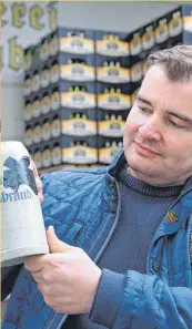  ?? FOTO (LINKS): BERG BRAUEREI, FOTO (RECHTS): ANDREAS SEIDEL ?? Ulrich Zimmermann (links) mit einem Glas Berg-Bier und sein Chemnitzer Konkurrent Michael Bergt (rechts) mit abgeklebte­m Familienna­men auf einem Bierkrug. Bergt darf seinen Familienna­men nicht für die Vermarktun­g seines Bieres nutzen.