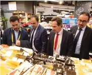  ??  ?? Spanish businessme­n view imported goods at a supermarke­t in Minhang on a tour organized by the district during the China Internatio­nal Import Expo. It was aimed at giving foreigners a better understand­ing of the local market. — Xu Kaikai