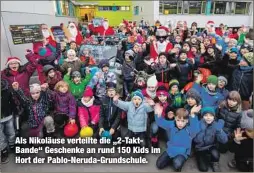  ??  ?? Als Nikoläuse verteilte die „2-TaktBande“Geschenke an rund 150 Kids im Hort der Pablo-Neruda-Grundschul­e.