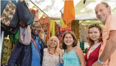  ??  ?? Familie Braun aus Heidenheim bei ihrem ersten Afrika Festival Besuch am Stand von Mohamed Athie (ganz links) daneben Kerstin, Jennifer, Jessica und Gerhard Braun.