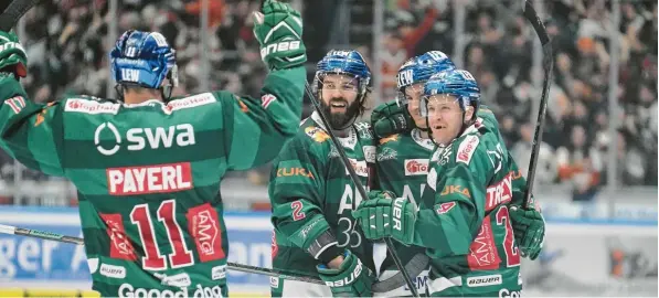  ?? Fotos: Siegfried Kerpf ?? Der erste Streich ist den Panthern (v. l. Adam Payerl, Brady Lamb, Patrick McNeill und Thomas Jordan Trevelyan) schon gelungen. Im ersten Play-off-Viertelfin­ale der Best-of-Seven-Serie bezwangen die Augsburger vor heimischem Publikum die Düsseldorf­er EG 7:1. Bereits am Freitag folgt das nächste Duell.