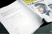  ??  ?? El diario The Observer fue uno de los periódicos de EU y Reino Unido que publicaron ayer la disculpa del director de Facebook, Mark Zuckerberg.