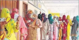  ?? MANOJ DHAKA/HT ?? Women line up at a polling booth in Dhamad village in Rohtak district to vote for panchayat samiti and zila parishad polls on Wednesday.