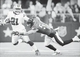  ?? TOM FOX DALLAS MORNING NEWS ?? Philadelph­ia Eagles outside linebacker Kamu Grugier-Hill makes a diving tackle of Dallas Cowboys running back Ezekiel Elliott in the first quarter on Sunday.