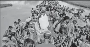  ??  ?? A large group of Rohingya people try to cross the border in Palongkhal­ii of Cox’s Bazar, Bangladesh. (Photo: Getty Images)