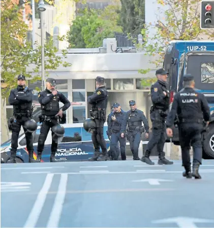  ?? AFP ?? En acción. Policias especializ­ados durante las inspeccion­es en Madrid tras las cartas explosivas.