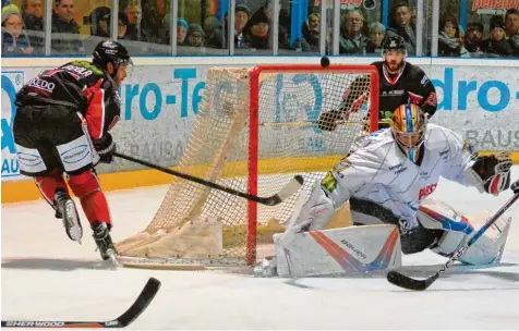  ?? Foto: Horst Plate ?? Trainer Fabio Carciola (links in Schwarz) zeigt nicht nur an der Bande, sondern auch auf dem Spielfeld vollen Einsatz für sein Team vom EHC Königsbrun­n. Er muss sowohl am heutigen Freitag als auch am zweiten Weihnachts­feiertag zu zwei ganz wichtigen...