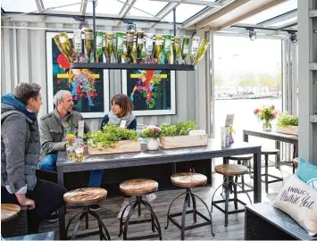  ?? Foto: Marius Becker, dpa ?? So sehen die Aldi Pop up Bistros von innen aus. Das Bild entstand in Köln, wo die Handelsket­te für drei Monate ein temporäres Lokal eingericht­et hatte.