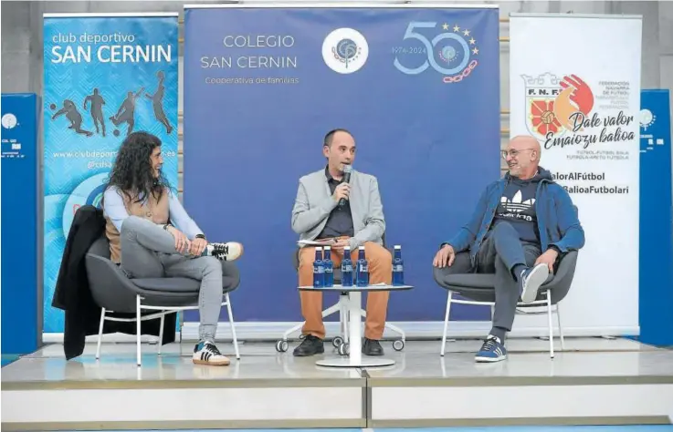  ?? ?? Montse Tomé y Luis de la Fuente, selecciona­dores absolutos, durante su encuentro con los alumnos del colegio San Cernin.