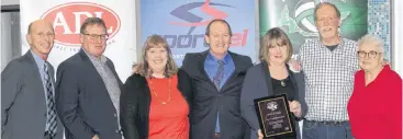  ?? SUBMITTED PHOTO ?? The late Myron Weeks was part of the inaugural class to be inducted into the Volleyball P.E.I. Hall of Fame. Six of Weeks’s eight children attended the ceremony, and pose with Volleyball P.E.I. president Brenda Millar, right. From left: Douglas Weeks, Paul Weeks, Beryl Weeks-Moses, Blair Weeks, Nancy Weeks and David Weeks.