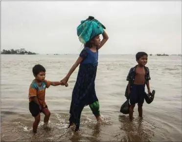  ?? FOTO: MAMUN HOSSAIN/RITZAU SCANPIX ?? Monsunregn har sat store dele af Bangladesh under vand, og det har blandt andet ramt indbyggern­e her i landsbyen Companigan­j hårdt.