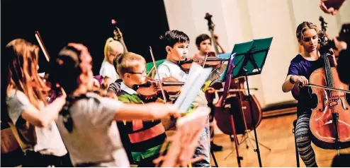  ??  ?? Das Streichorc­hester der städtische­n Clara-Schumann-Musikschul­e bei der Probe gestern Nachmittag im Udo-van-Meeteren-Saal an der Prinz-Georg-Straße. Anfang April standen 2749 Kinder und Jugendlich­e auf Warteliste­n.