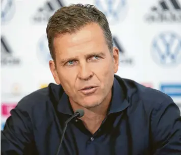  ?? Foto: dpa ?? Oliver Bierhoff lässt sich bei der Suche nach einem neuen Bundestrai­ner nicht in die Karten schauen. „Wir haben nicht alle Zeit der Welt, aber wir haben auch keinen Zeitdruck“, so der ehemalige Stürmer.