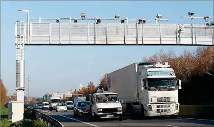  ??  ?? Les anciens portiques de l’écotaxe serviront à accueillir les caméras pour mettre en place l’écobonus.