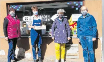  ?? FOTO:FREUDIG ?? 3030 Euro sind der Spendenerl­ös aus der Aktion "Nähen für einen guten Zweck", bei der die beiden Immendinge­rinnen Sibylle Donner und Gabriele Dinter über 1200 Schutzmask­en angefertig­t und gegen kleine Spenden abgegeben haben. Beim Tafelladen Tuttlingen wurde die Spende nun übergeben. Das Bild zeigt von links Gabriele Dinter, Tafelladen­leiterin Annerose Speck, Sibylle Donner und Diakon Jürgen Hau.