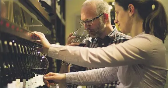  ??  ?? Sírvete tu propia copa de vino en The Winery, en Queenstown. Aquí encontrará­s hasta noventa variedades de delicioso vino.