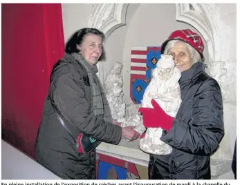  ??  ?? En pleine installati­on de l’exposition de crèches avant l’inaugurati­on de mardi à la chapelle du château des Ducs d’Alençon