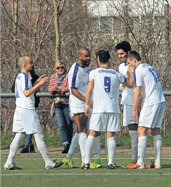  ?? FOTO: DIETER WIECHMANN ?? Und wieder Jubel beim 1. FC, hier mit (von links) Mohamed Barkammich, Kwadwo Atta-Yeboah, Mitsuharu Fujihara (Nr. 9), der die ersten beiden Tore schoss, Oguz Ayan, der zum 3:0 traf, und David Godlevski.