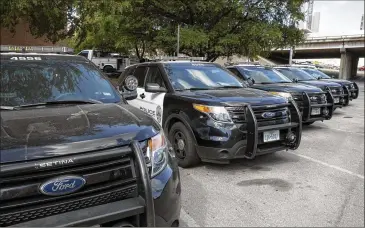 ?? JAY JANNER / AMERICAN-STATESMAN ?? Austin Police Ford Explorers are parked outside police headquarte­rs last week. Five Austin officers were treated for possible carbon monoxide poisoning over a four-day span that ended last Monday night, amid escalating concerns that their city-issued...