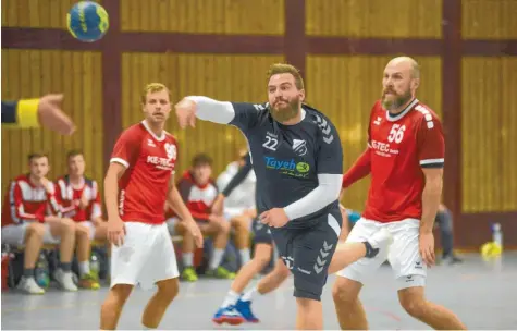  ?? Foto: Anton Färber ?? Zwei Tore steuerte Matthias Klement (in Schwarz) für den TSV Bäumenheim bei. Doch die DJK Augsburg‰Hochzoll erwies sich im ersten Saisonspie­l der Nordschwab­en als zu harter Gegner.