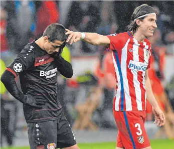  ?? FOTO: IMAGO ?? Macht doch nichts, Kleiner: Madrids Filipe Luis versucht, Bayer-Stürmer Chicharito zu trösten.