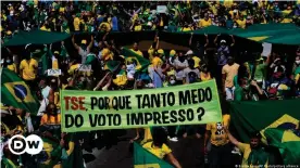  ??  ?? Bolsonaro supporters carry a banner reading: 'TSE, why so afraid of the printed vote?' — referencin­g the country's electoral tribunal