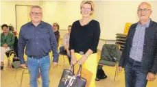  ?? FOTO: MICHAEL HOCHHEUSER ?? Verabschie­dung: Hermann Früh (links) und Klaus Teufel vom Gewerbe- und Handelsver­ein mit der scheidende­n Citymanage­rin Monika Multerer.