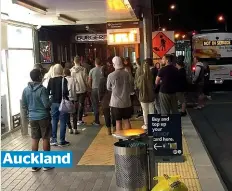  ?? MAIN PIC, ALDEN WILLIAMS/STUFF ?? Auckland
At left, a quiet Oxford Tce last night. Meanwhile in Auckland, a crowd of people seen waiting outside BurgerFuel in Glenfield on Auckland’s North Shore on the first day of alert level three.