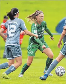  ?? FOTO: VOLKER STROHMAIER ?? Der SV Alberweile­r (hier Caitlin Bolinger) kehrte mit einer 0:6-Niederlage aus Freiburg zurück.