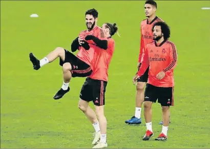  ?? TONY GENTILE / REUTERS ?? Gareth Bale bromeando con Isco, el pasado lunes en Roma