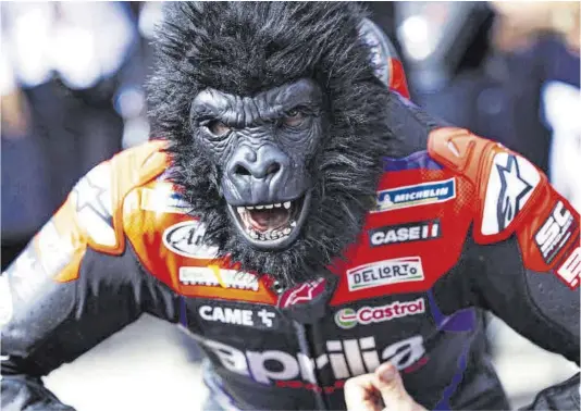  ?? Jesús Robledo ?? El catalán Maverick Viñales (Aprilia) , con ka mascara de gorila que se puso para celebrar, ayer, su victoria al ‘sprint’ del Gran Premio de Portugal.