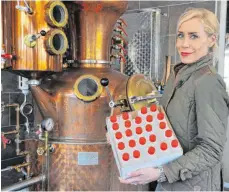  ?? FOTO: BARBARA BAUR ?? Statt Gin zu brennen, stellt die Hagnauerin Julica Renn aus Alkohol Desinfekti­onsmittel her.