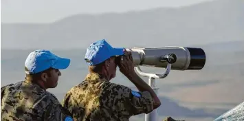  ?? Foto: Atef Safadi, dpa ?? Normalerwe­ise beobachten UN Blauhelme auf den Golanhöhen nur das Gelände. 2012 kam es jedoch zu einem dramatisch­en Zwi schenfall, bei dem neun syrische Geheimdien­stpolizist­en offenbar von Schmuggler­n getötet wurden.