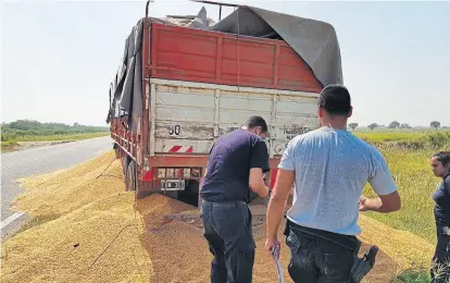  ??  ?? Algunos choferes fueron obligados por transporti­stas a vaciar su carga