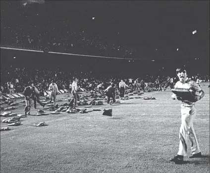  ?? FOTO: ARCHIVO MD ?? Lluvia de almohadill­as en el Camp Nou La actuación de Guruceta en el Clásico de Copa de 1970 encrespó a la afición